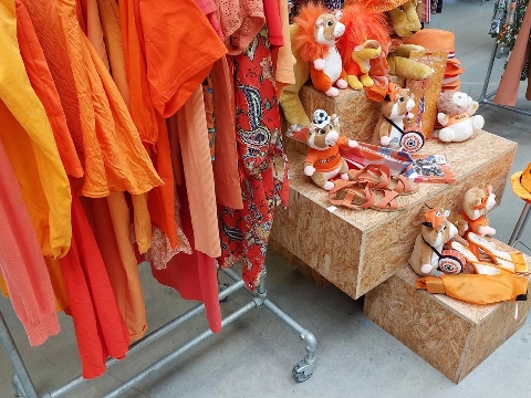 Koop je oranje-outfit bij Het Goed