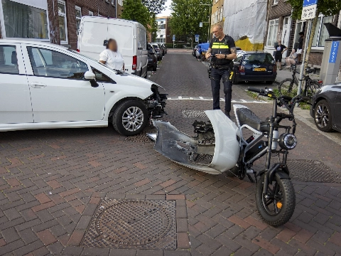 Fatbike trekt bumper los van auto na botsing