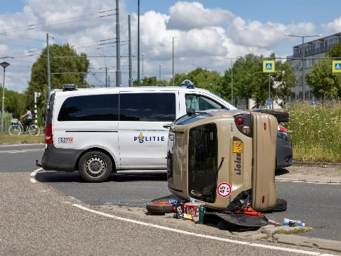 Brommobiel gekanteld op rotonde