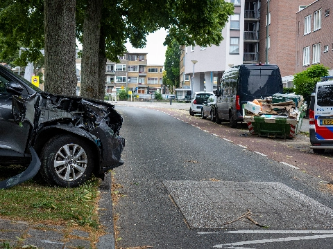 Vrouw knalt met auto op bouwcontainer in Schiedam