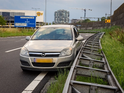 Auto achterstevoren op afrit snelweg