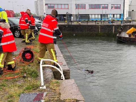 Auto verdwijnt in Merwehaven