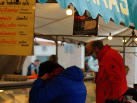Weekmarkt ingekort om hitte