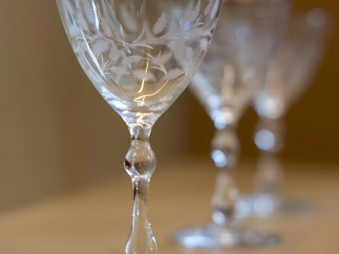 Museum krijgt 19e eeuws glasservies van familie Rijnbende