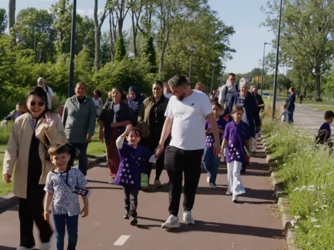 Jeugdjournaal loopt mee met Avondvierdaagse in Schiedam