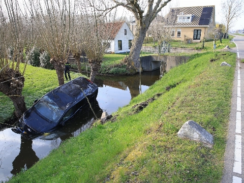 Busje belandt in het water