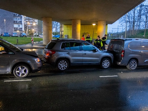 Drie auto's op elkaar in kop-startbotsing