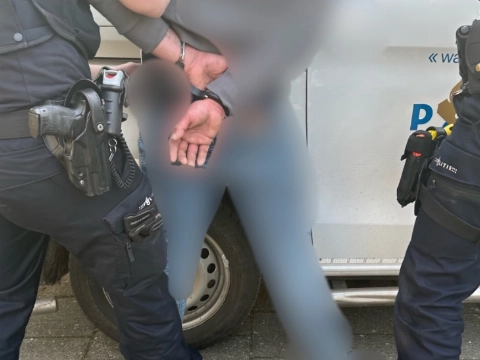 Politie slaat man met koevoet in de boeien