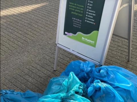 Kilo's vuil van straat gehaald