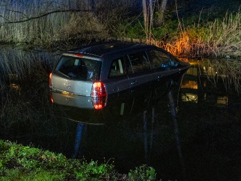 Eigenaar ziet auto het water in rollen