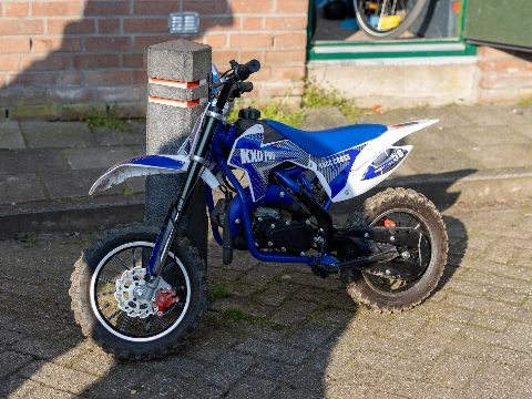 Een kleine crossmotor kan flink stinken