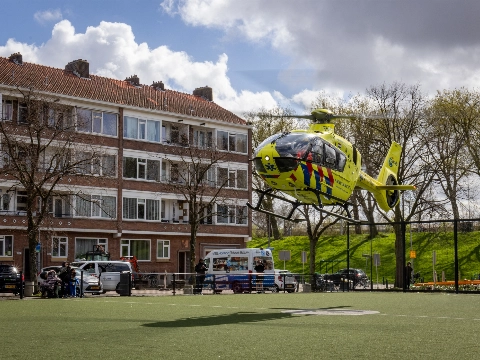 Traumaheli landt op de stadsgrens