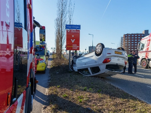 Auto op zijn kop bij Vijfsluizen na botsing