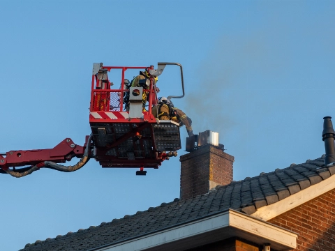 Flinke rookontwikkeling bij schoorsteenbrand in Schiedam