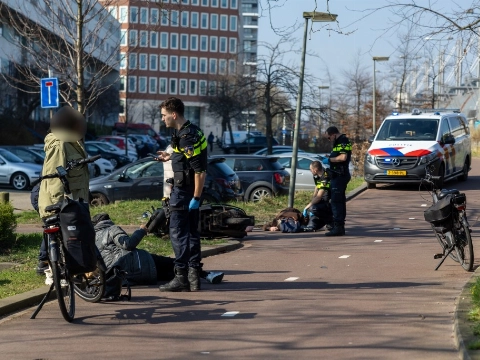Fietsster en scooterrijdster gewond bij aanrijding