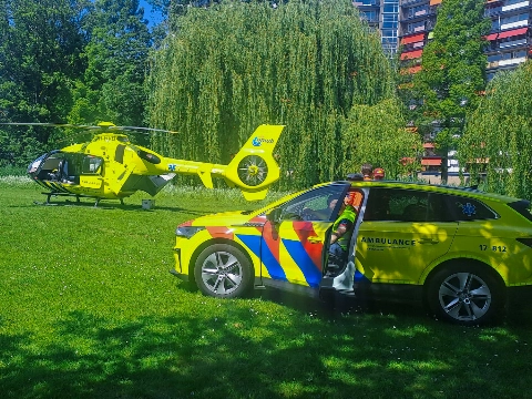 Traumahelikopter landt aan Smetanalaan voor spoedtransport