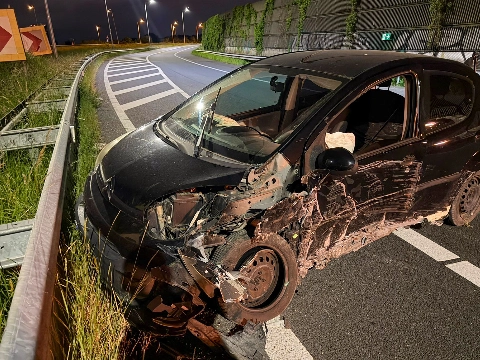 Auto crasht, bestuurder vlucht