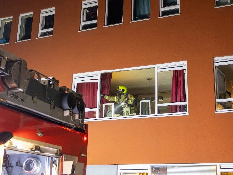Buurman redt bewoner uit woning Van Marumstraat