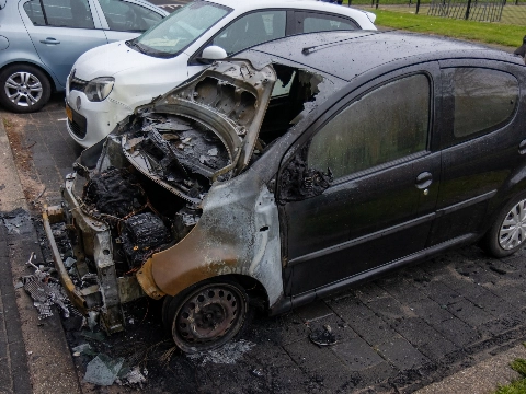 Geparkeerde auto uitgebrand in Groenoord