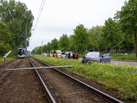 Omgevallen lantaarnpaal verspert trambaan na ongeluk