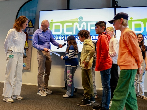 Kinderen presenteren ideeën voor betere leefomgeving aan DCMR