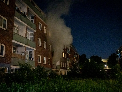 Brandweer redt mens en dier bij uitslaande brand