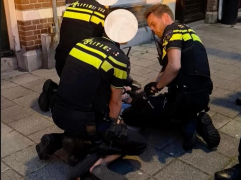 Agressieve vrouw in de boeien geslagen