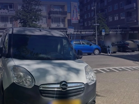 Politie bekeurt foutparkeerders op Nolenslaan
