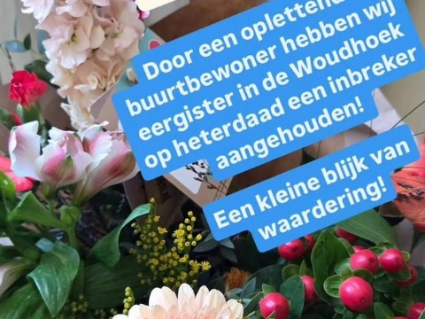 Bloemetje als dank van de politie
