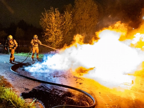 Jerrycans in brand gestoken