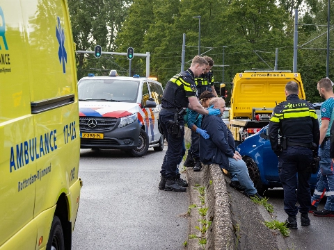 Auto tegen middenberm na aanrijding