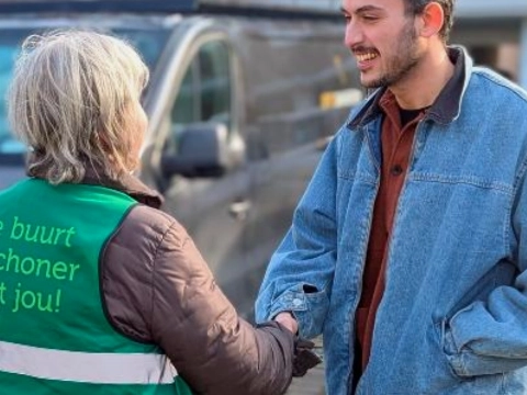 Bewoners Herbergier delen fruit uit bij terugkeer Avondvierdaagse