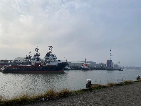 64 kilo cocaïne gevonden onder schip in IJsselhaven
