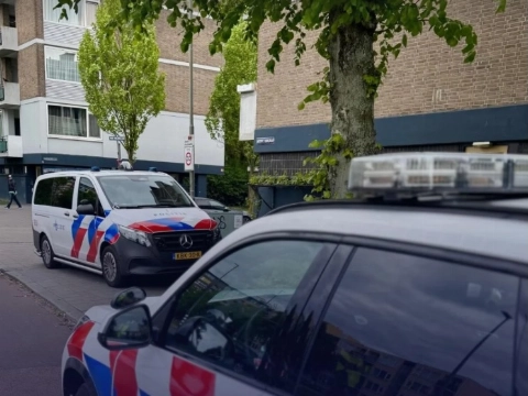 Op de bon voor rondhangen in portiek