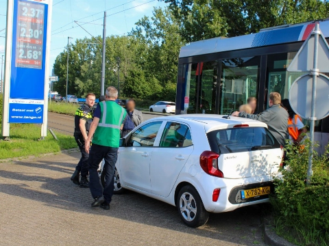 Tram botst op auto, passagiers lopend verder