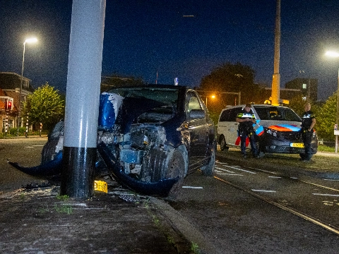 Auto ramt paal bij wegsplitsing op Broersvest