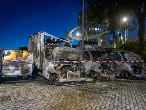 Vier bedrijfsbusjes volledig uitgebrand