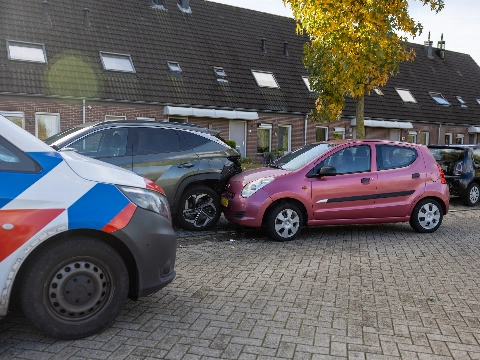Aanrijding op geparkeerde auto
