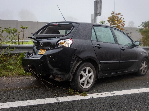 Auto eindigt na aanrijding in vangrail op mistige A4