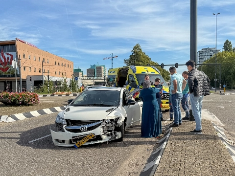 Ambulance tijdens spoedrit in botsing met auto