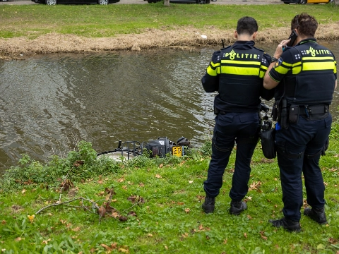Scooter in water gegooid na aanrijding