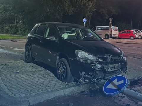 Automobilist onder invloed rijdt lantaarnpaal uit de grond