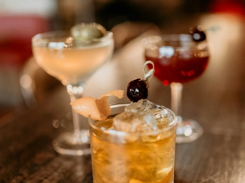 Een cocktailavond thuis waar je zelf ook bij kunt zitten