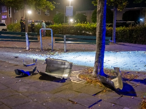 Opgeblazen prullenbak zorgt voor schade aan auto’s