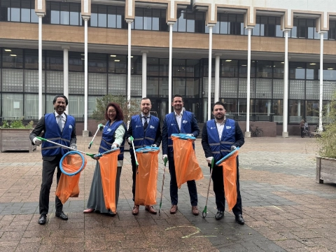 College aan de afvalprikkers voor ‘Schiedam in 1 dag schoon’
