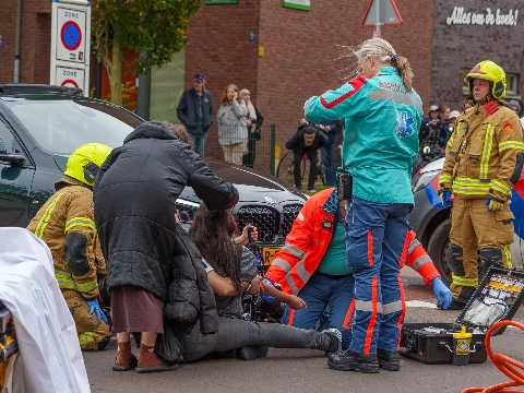 Brandweer haalt fietster onder auto vandaan