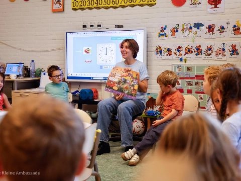 Kinderen Windas ontvangen Roekoe-doeboe