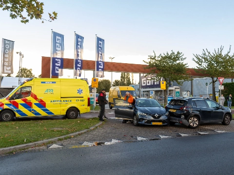 Drie voertuigen botsen bij ingang Gamma