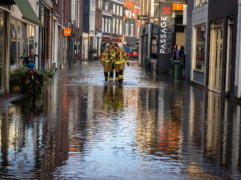 Hoogstraat onder water na leidingbreuk