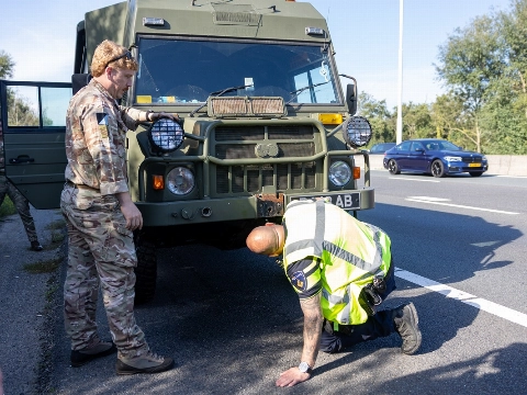 RAF-legervoertuig strandt met oververhitte motor op A20 bij Schiedam